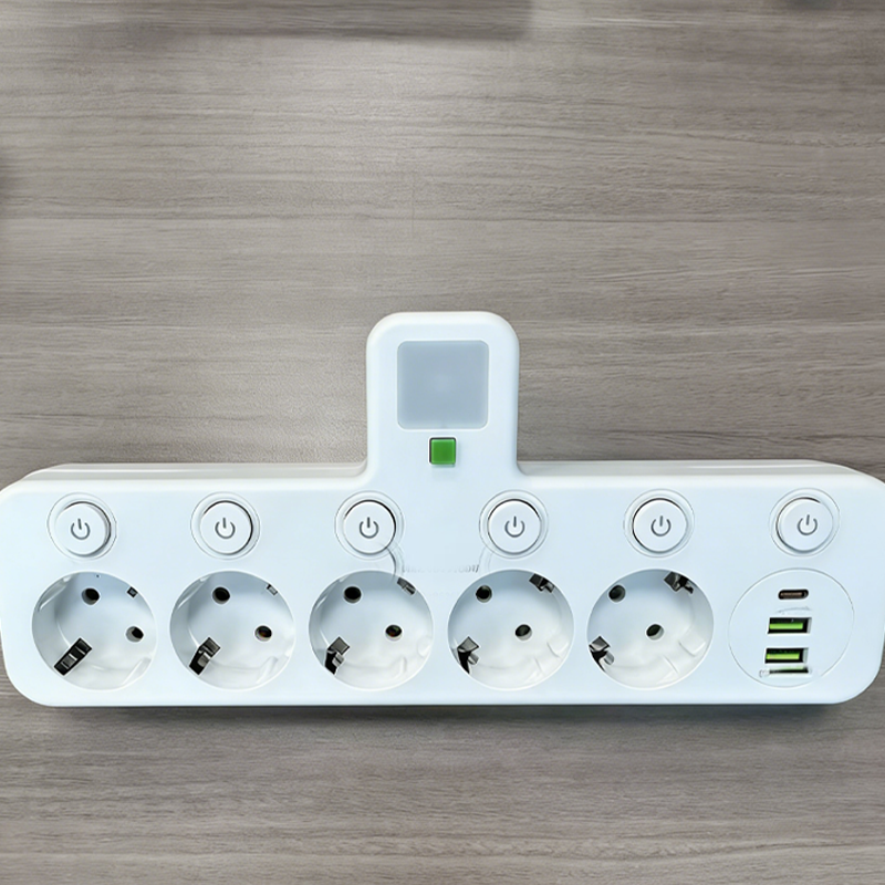StrömKlar – Kompakt grenuttag med USB-portar och nattlampa
