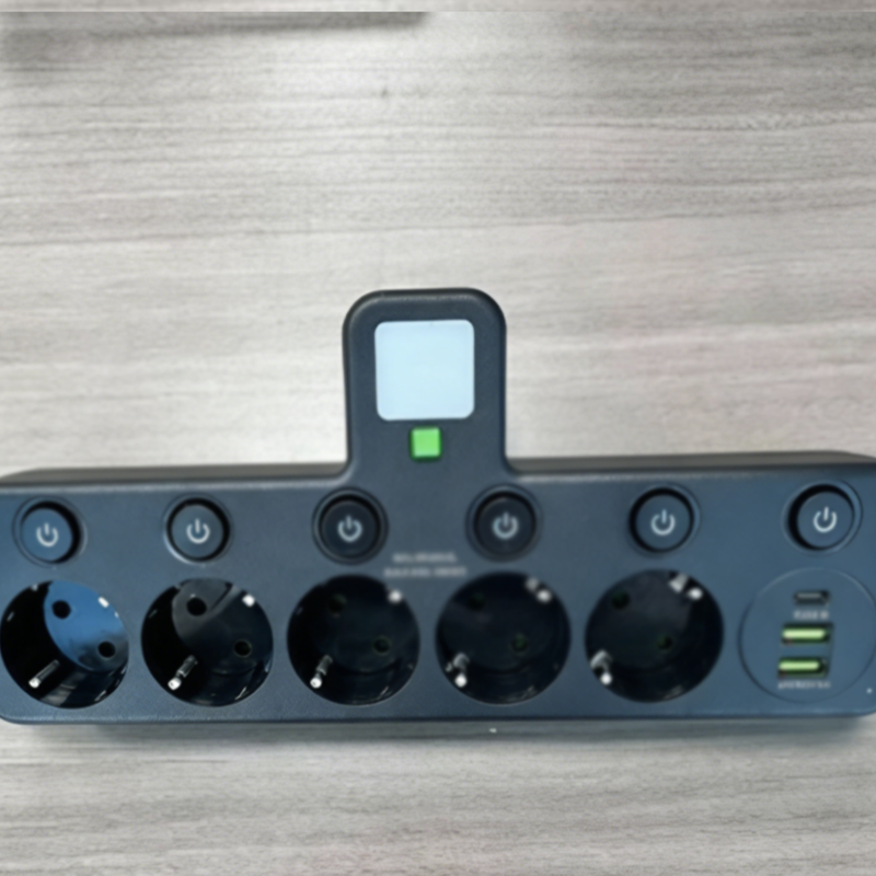 StrömKlar – Kompakt grenuttag med USB-portar och nattlampa